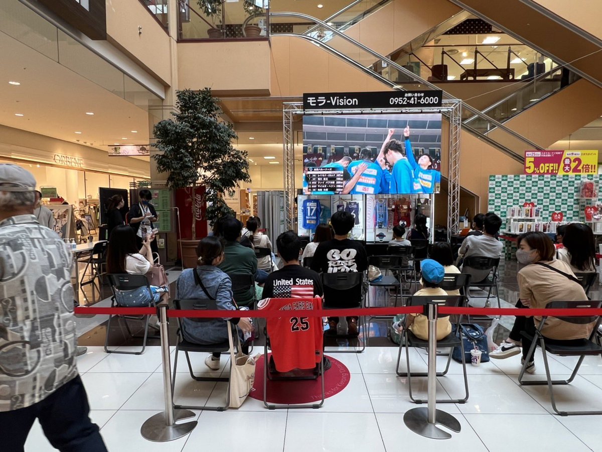 SagaBallooners's tweet photo. 【パブリックビューイング】こちらの会場も徐々にボルテージが上がっている模様🔥🔥皆さん応援タオルやユニフォームを持参して参加してくださっています😭❤️絶対勝つぞ‼️
#佐賀バルーナーズ #GORISEUP https://t.co/096f9IuSXk