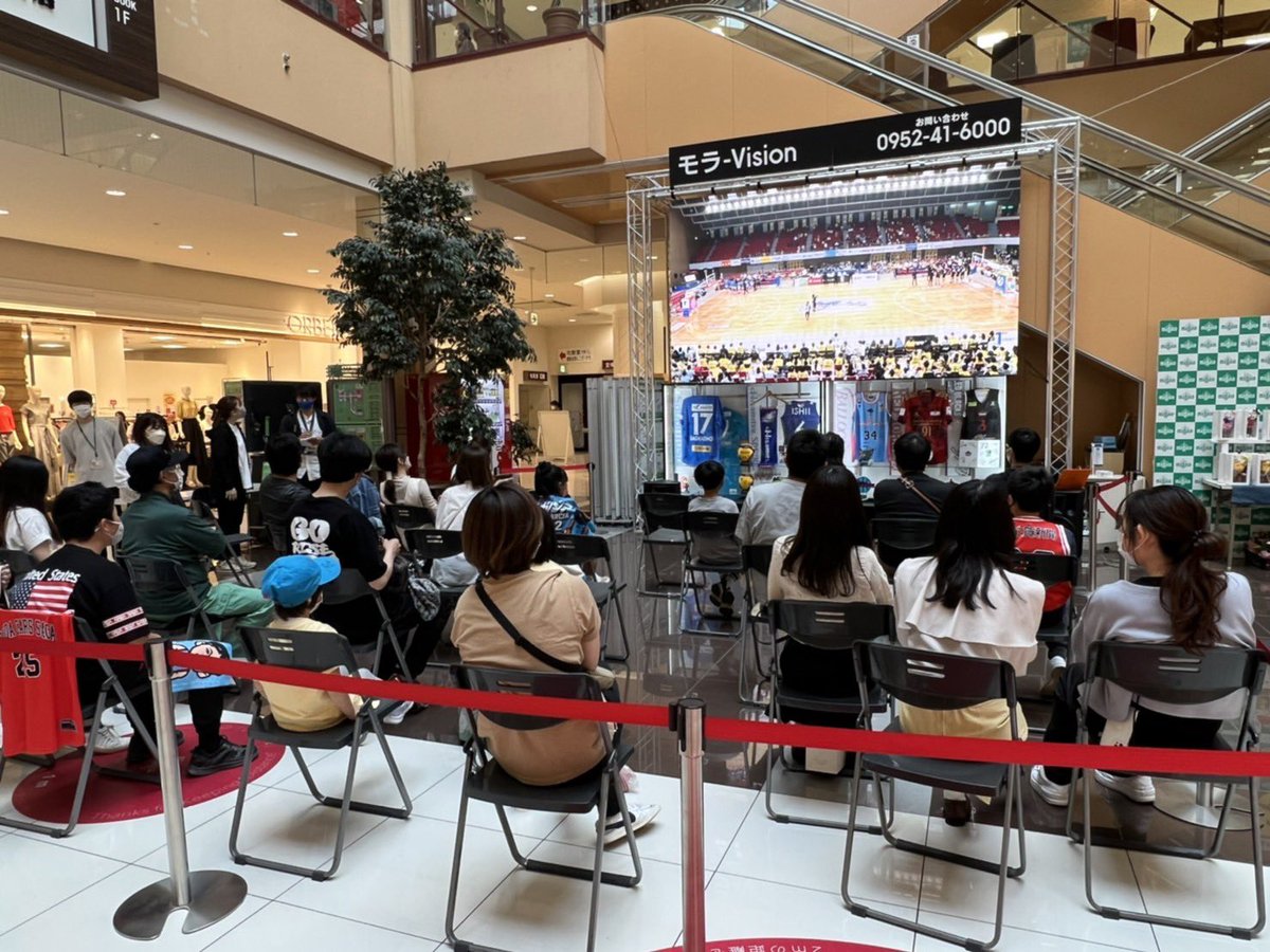 SagaBallooners's tweet photo. 【パブリックビューイング】こちらの会場も徐々にボルテージが上がっている模様🔥🔥皆さん応援タオルやユニフォームを持参して参加してくださっています😭❤️絶対勝つぞ‼️
#佐賀バルーナーズ #GORISEUP https://t.co/096f9IuSXk