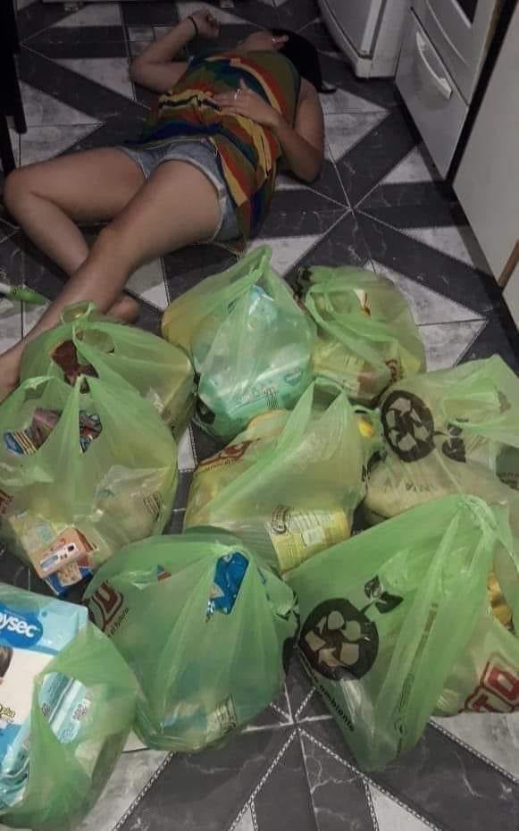 TuitEnBlanco's tweet photo. No está muerta, solo que el papá del hijo le mando la pensión alimenticia  en compras. https://t.co/r8madC6e8Q