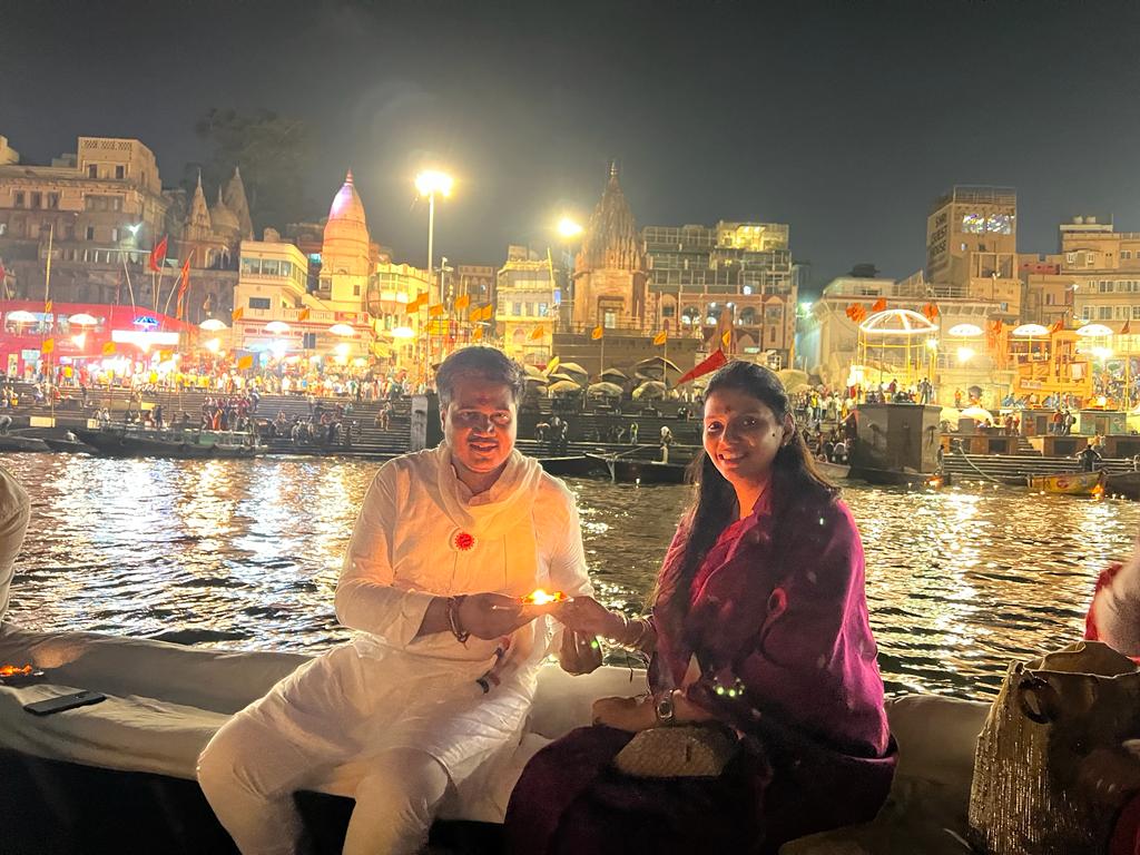 RRPSpeaks's tweet photo. ....या मंदिरावर अनेक वेळा हल्ला झाला परंतु त्यानंतर पुन्हा ते बांधले गेले. सध्याचं मंदिर हे पुण्यश्लोक अहिल्यादेवी होळकर यांनी १७८० मध्ये बांधलं. या मंदिराशी नातं सांगणारा हा इतिहास माझ्यासाठी विशेष जिव्हाळ्याचा आहे.
https://t.co/kp7iGcwqU9 https://t.co/GcBf71XavO