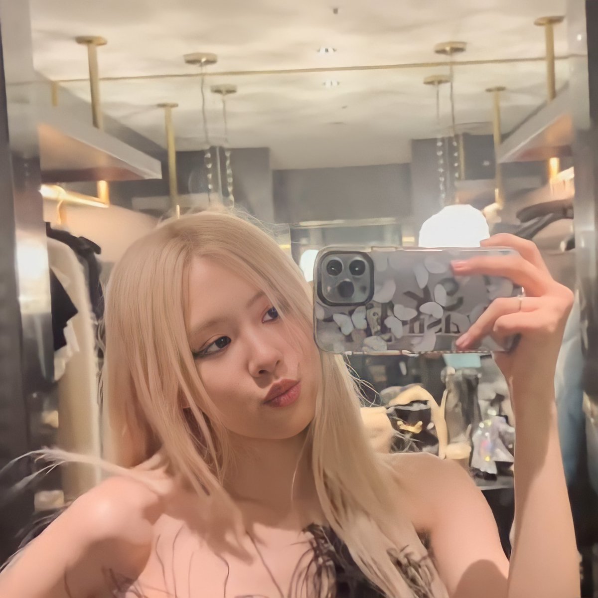 Iuchaeng_'s tweet photo. #ROSÉ 
Very pretty and cute https://t.co/mFQgK7oeUM