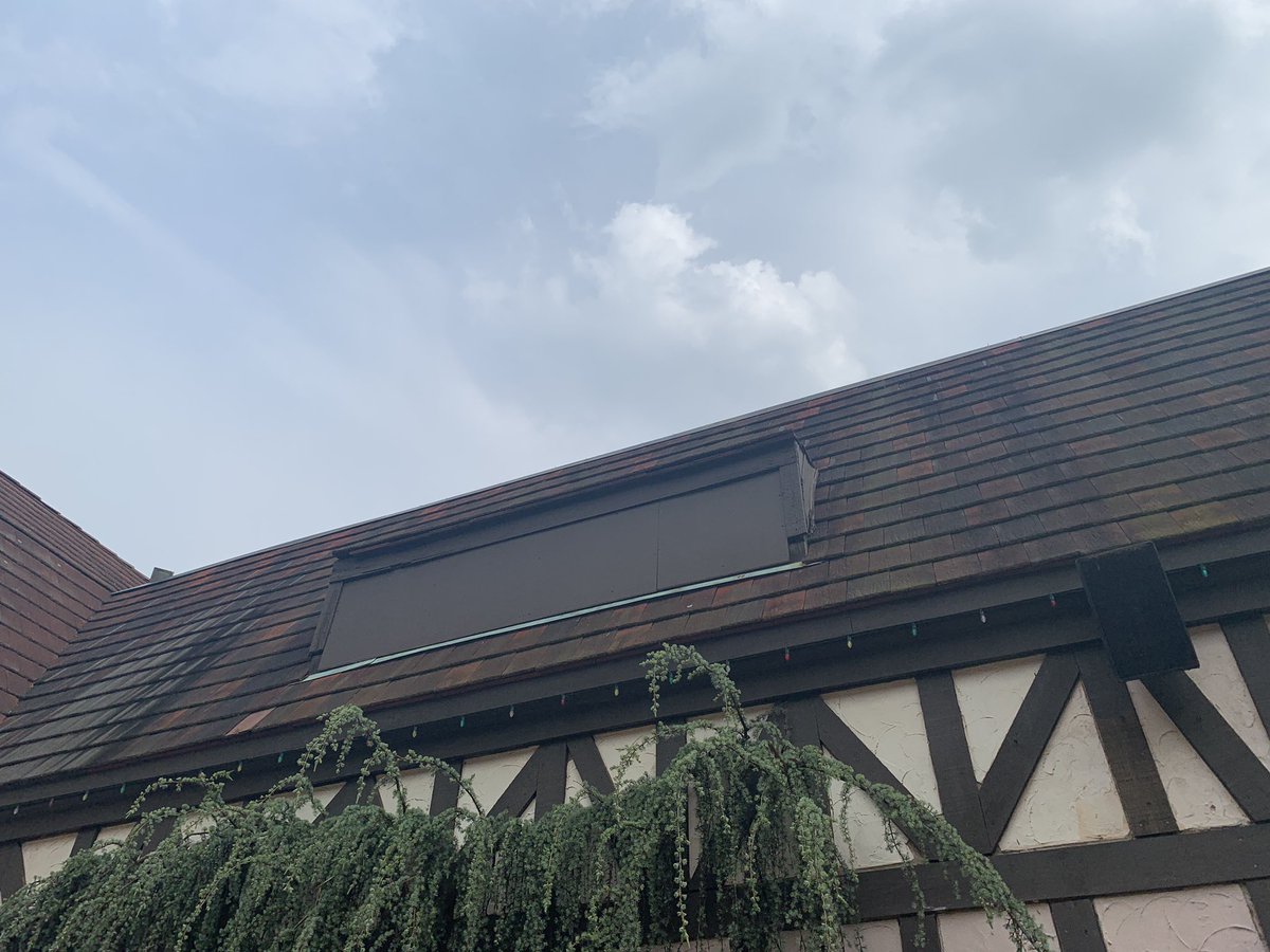 BGWInspector's tweet photo. 2 Windows in Banbury Cross are boarded up. https://t.co/1bp0O46EQc
