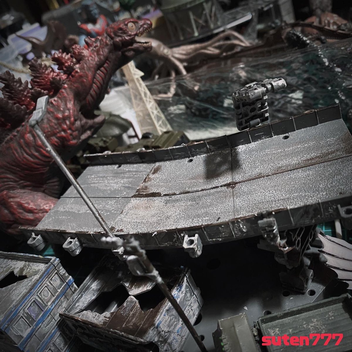 suten777's tweet photo. この前の地震で棚から落ちた
第3形態くんで写真撮りました😆

#ShinGodzilla 
#3rdForm https://t.co/jUUZPRPYsA