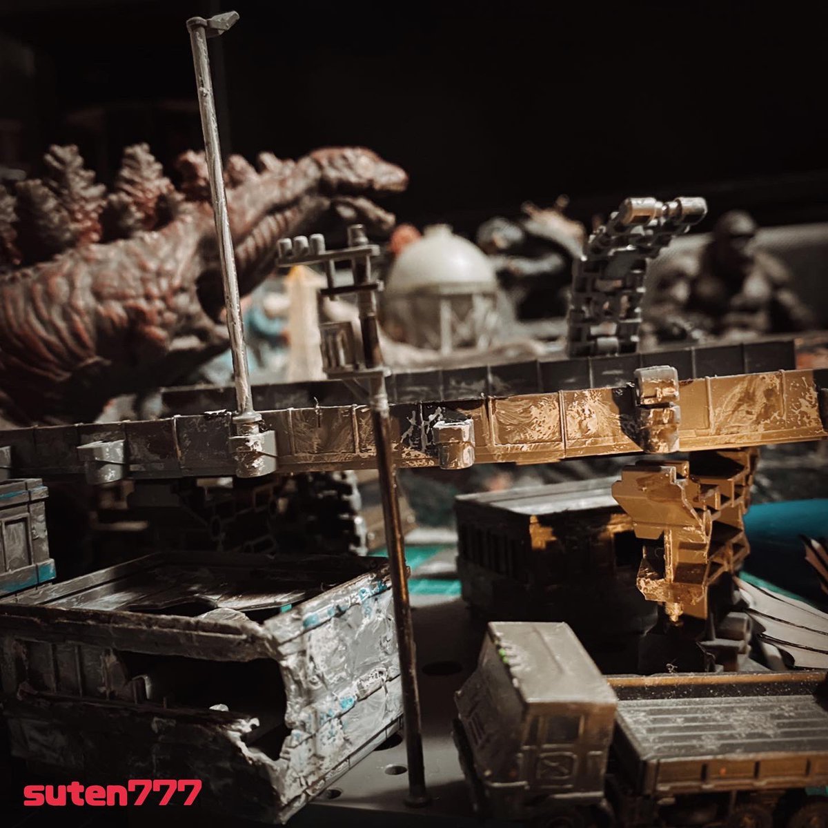 suten777's tweet photo. この前の地震で棚から落ちた
第3形態くんで写真撮りました😆

#ShinGodzilla 
#3rdForm https://t.co/jUUZPRPYsA