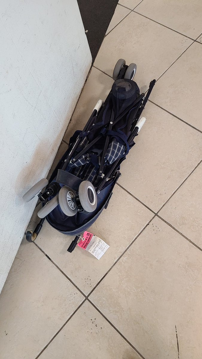 sunildavv's tweet photo. Beware @united airline customers. Landed today in Aruba @aruba_airport by UA1785 and US1203 with badly broken stroller. No backup stroller available by this Airline. No apologies. Just file claim and get back claimed amount. Nobody care about inconvenience. https://t.co/hbwyaT07GT
