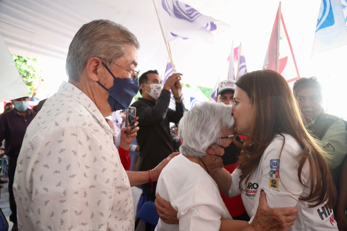 caroviggiano's tweet photo. Hoy estuvimos en #Tlaxcoapan para compartir con sus familias las propuestas que nos permitirán hacer posible un #HidALGOMUCHOMEJOR.  ¡Y yo sí cumplo lo que prometo!

#LlegóLaHora #CaroGobernadora https://t.co/l2jwZP0dN9