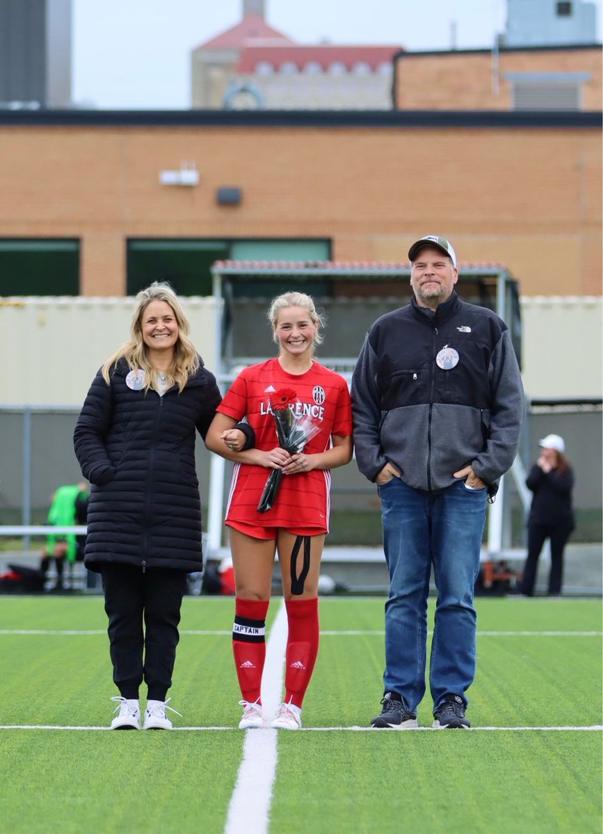 oliviaplatt_'s tweet photo. senior night 🥰 https://t.co/161tF2smWP
