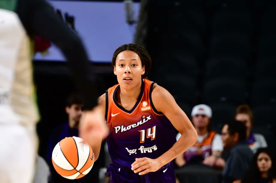 DavidKelly1290's tweet photo. #WNBA DEBUT: #ArizonaWildcats forward #SamThomas ('22) in her 1st professional game:
8 MIN
1 FG
0 PTS
1 REB
1 AST
+6 (+/-)
#PhoenixMercury lose to #LVAces 106-88.
#BearDownArizona
Photo: @GettyImages https://t.co/Hlyrym5W3F