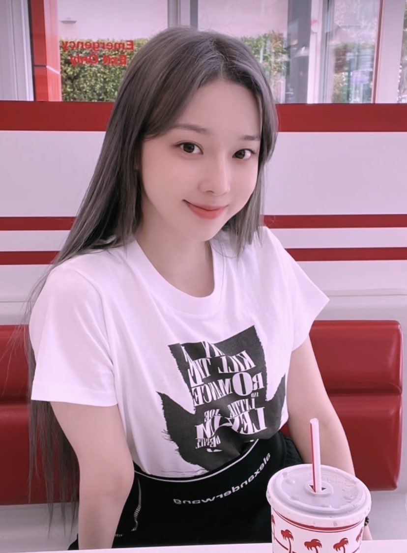 morningpeas's tweet photo. POV: junk food date with me🥤 https://t.co/ZZipsIOXpn