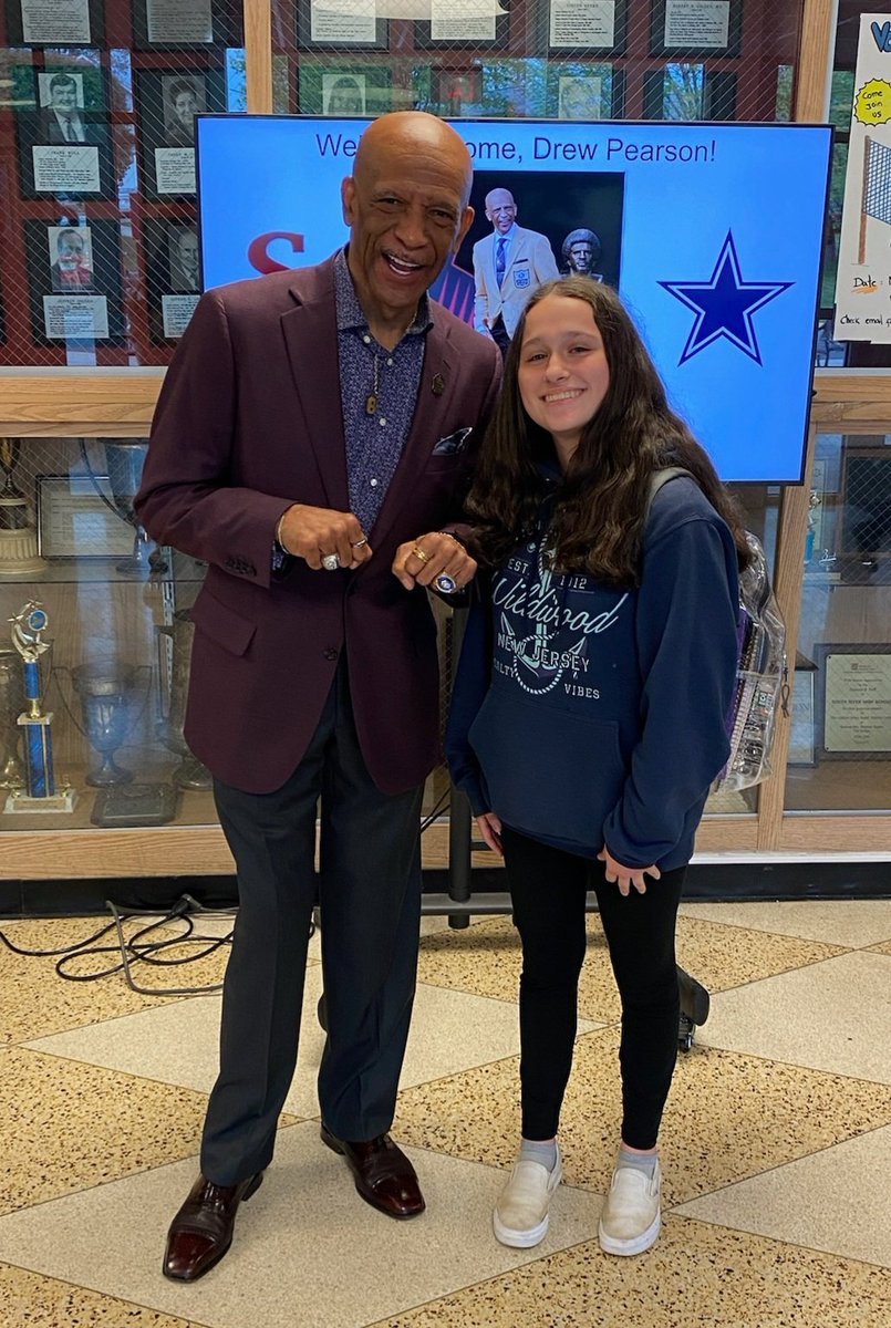 My Nikki got to meet our hometown hero Mr. Drew Pearson at school today. She is so shy I was shocked that she wanted the picture. She was so shy when DJ Ashba brought her on stage at Starland few years back. Guess she's growing up. https://t.co/cfZI3X3jjH
