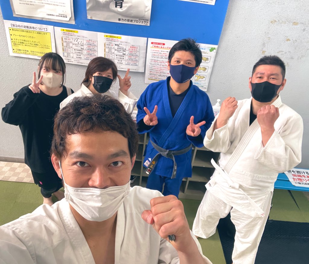 トランザム ヒロシ Trans Am Hiroshi S Tweet 本日は柔ヨガ 古伝柔道でした みなさん数回の参加でどんどん動けるようになってます すばらしー あと柔道着買ってくださいとか言ったことないのに柔道着購入率上がってる やる気がすごいです もちろん