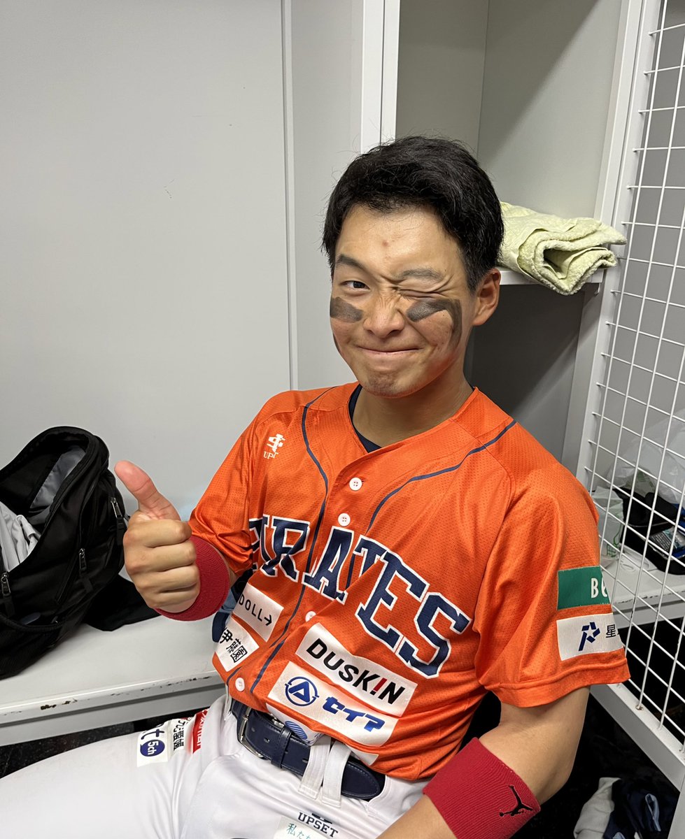 mappy_e's tweet photo. 控室の様子👀
快晴のタマスタの照り返しに負けないように、#仁木敦司 選手が #渡邉裕貴 選手にアイブラックを😎 https://t.co/XInoCoYCp6