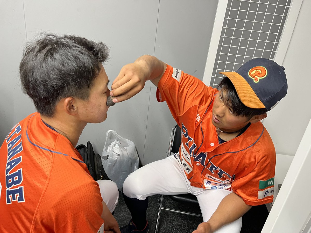 mappy_e's tweet photo. 控室の様子👀
快晴のタマスタの照り返しに負けないように、#仁木敦司 選手が #渡邉裕貴 選手にアイブラックを😎 https://t.co/XInoCoYCp6