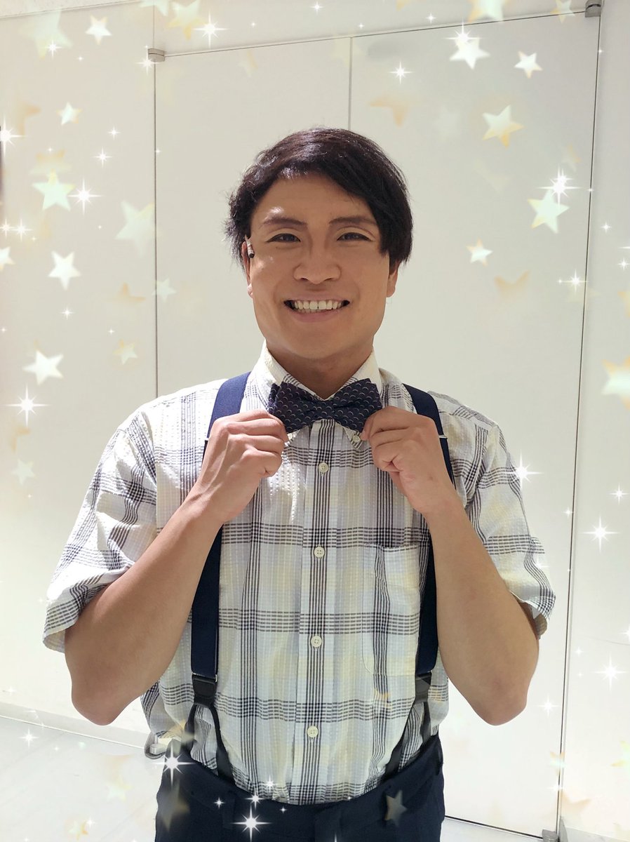 lacageJP's tweet photo. ウェスタ川越での埼玉初日公演、
13時に開演しましたよ〜✨

パリからのチョコレートボンボンを無事お届けしたタバーロ、#佐野隼平 さん🎁
蝶ネクタイと爽やかな笑顔がとってもキュートです❗️

#ラカージュオフォール
#ラブフォーエバー https://t.co/A53d65tR2s