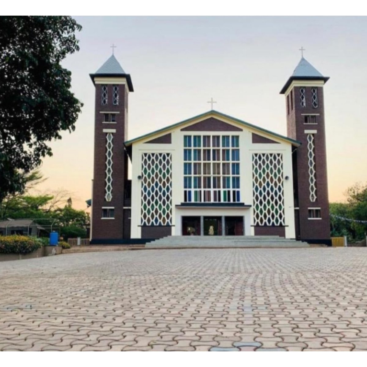 radiomariatz's tweet image. AMRI ZA KANISA.
1. Hudhuria misa takatifu, dominika na sikukuu zilizoamriwa.
2. Funga siku ya jumatano ya majivu; usile nyama siku ya ijumaa kuu.
3. Ungama dhambi zako walau mara moja kila mwaka.
4. Pokea Ekaristi takatifu hasa wakati wa Paska.
5. Saidia kanisa katoliki kwa zaka.