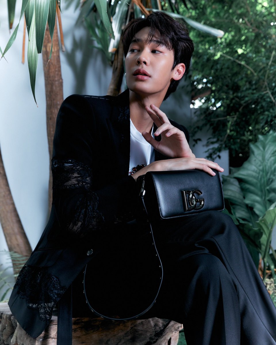 mintmag_th's tweet photo. หล่อไม่อะไรกับใคร! ส่องลุคคูลๆของ ‘ดิว จิรวรรตน์’ ในโททัลลุคจาก @dolcegabbana คอลเล็กชั่น SS22 กับท่าโพสปังๆสมสกิลนายแบบ 💚
#dew_jsu
#dolcegabbana
#DGSS22 #DGLight #DGLightTherapy
#MintMagTH https://t.co/v4U4i2mW2Y