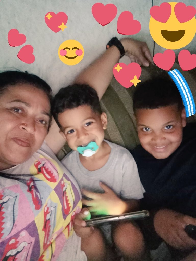 B13Emici's tweet photo. Muito amor em uma foto só ♥️❤️😍 Ah Melhor mãe e vovó do mundo ❤️♥️ https://t.co/MUAOn3Vyhg