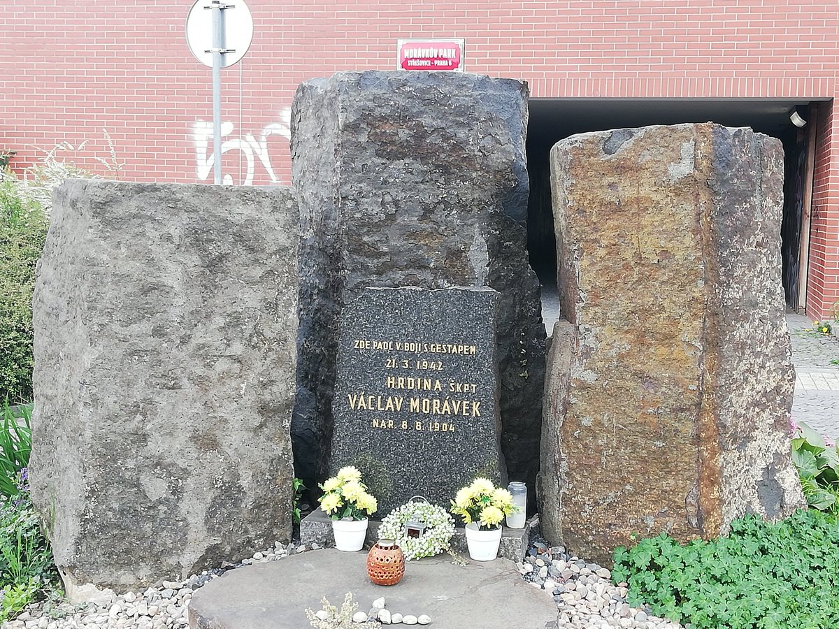 Z_U_Muz's tweet photo. Čedičové bloky z Dubičné jsou mezi pomníkovým kamením spíš hrbolatou prózou než leštěnou poezií. Hodí se tak k připomínce drsných okamžiků. https://t.co/z0HUjnZwDX