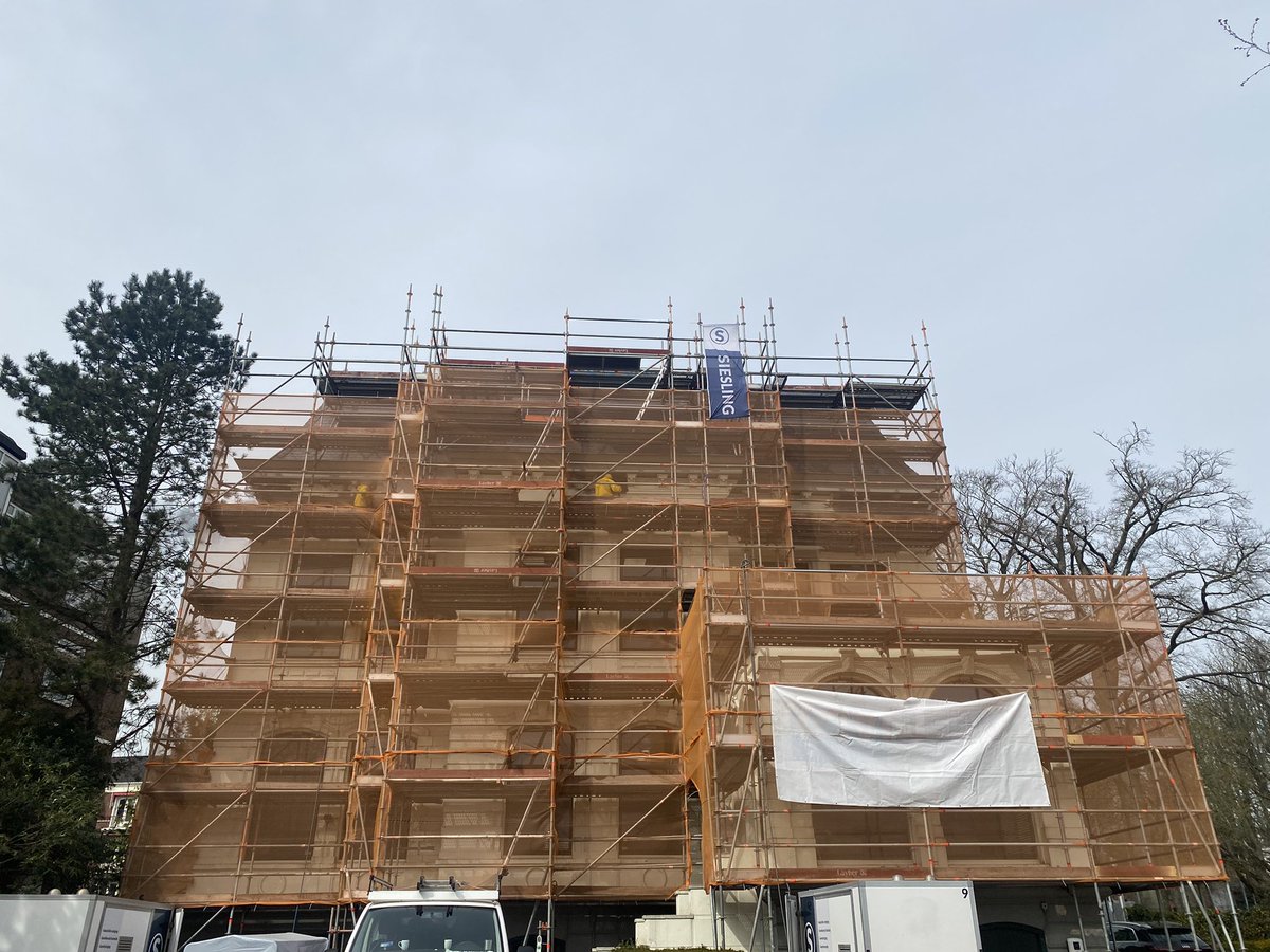 DanielOudman's tweet photo. Dikke lagen verf moeten er af, zeer netjes met stoom. Nu is het ons beurt, herstel gevels en schildergereed maken. #ornamenten #lijsten #blokverband #Groningen #stuc #restauratie #rijksmonument
@GjaltemaGroep
@DAADarchitecten
#Sieslingreiniging https://t.co/ybETsYhUyy
