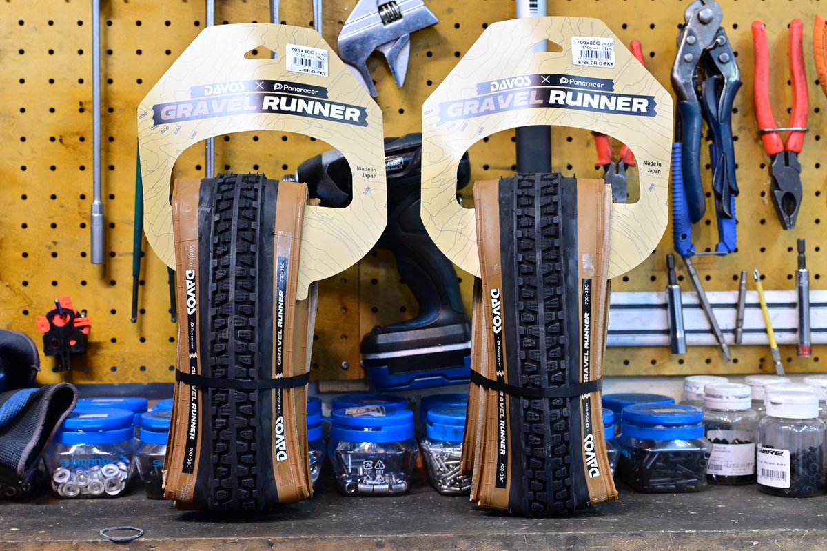 SeocycleSamezu's tweet photo. 金ロゴのGRAVEL。

DAVOS×Panaracer GRAVEL RUNNER 38c

お問い合わせの多いグラベルタイヤ。

金色のGRAVELロゴがはえますね。
初めてのタイヤ交換や愛車のアップグレードにいかがでしょう。

#GRAVELRUNNER 
#DAVOS
#ダボス
#グラベルキング
#グラベル https://t.co/NcpJVwkXvi
