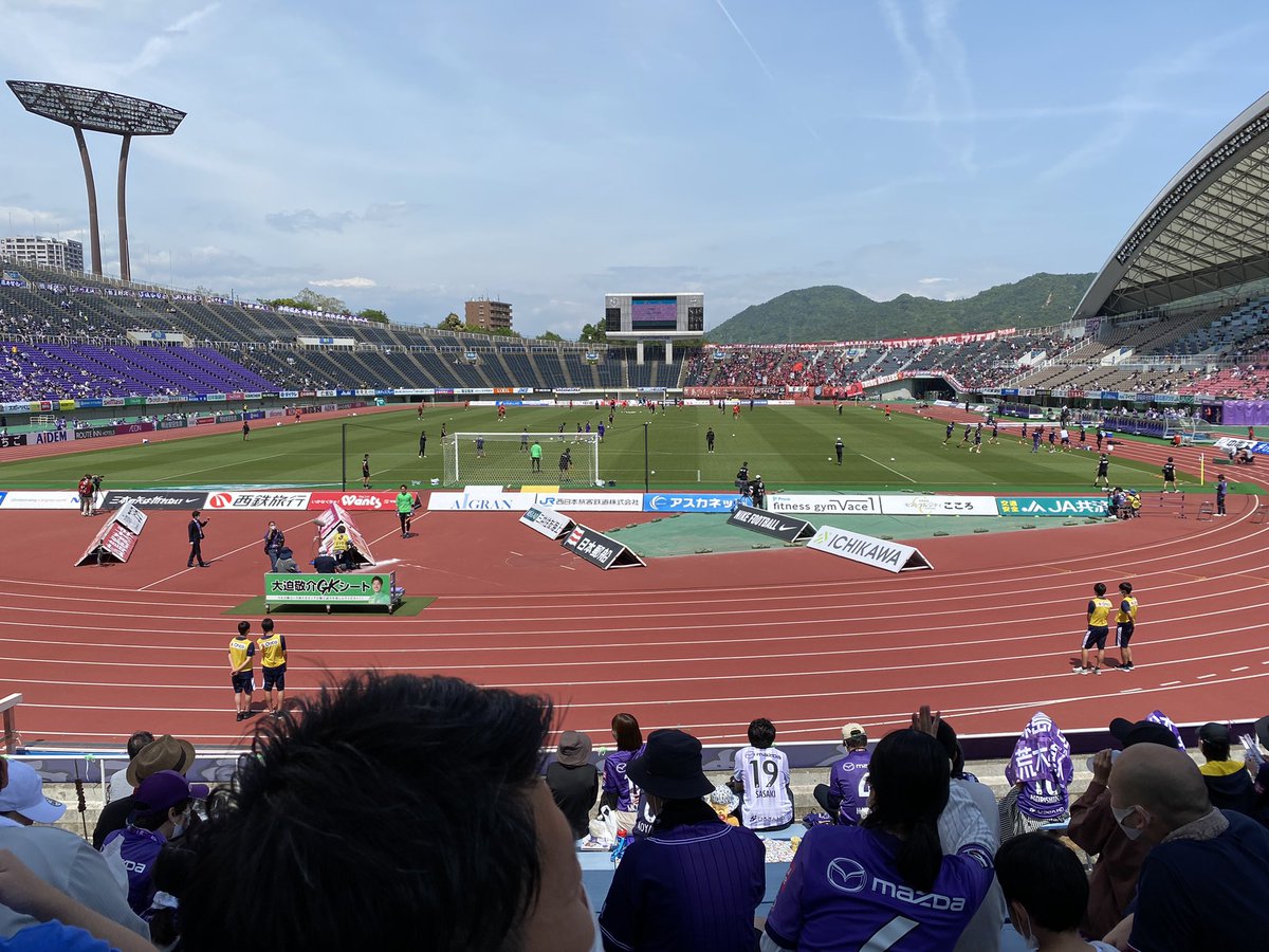 JimHarper666's tweet photo. Teams warming up for the Hiroshima Sanfrecce vs. Kashima Antlers game! #HiroshimaSanfrecce #KashimaAntlers #football #soccer #jleague https://t.co/lII0iQ0b3p
