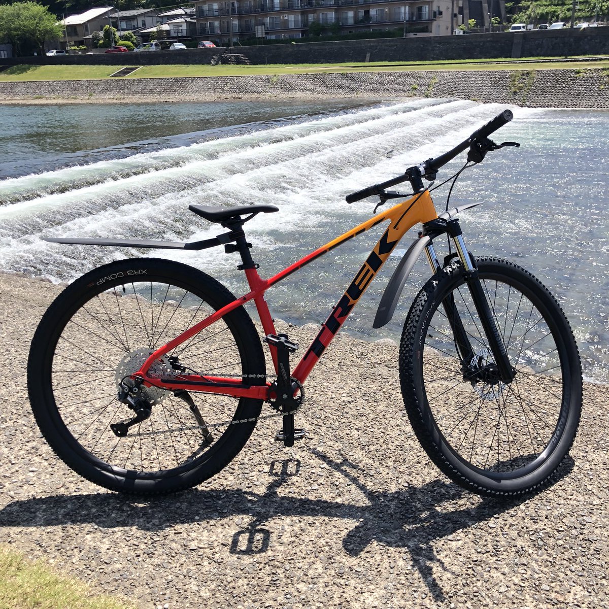 zawazawa25's tweet photo. 定年退職のご褒美に買って頂きました!
#TREK #Marlin7
気分あげあげ!
お店で納車(引取り)からの小1時間、走って来たけど爽快!
でも、ワイヤー鍵が思いのほか硬くて、、、
あっという間に傷つけてしまい、気分サゲサゲ…
((((;゚Д゚)))))))
。・゜・(ノД`)・゜・。 https://t.co/uBeKj6fP18