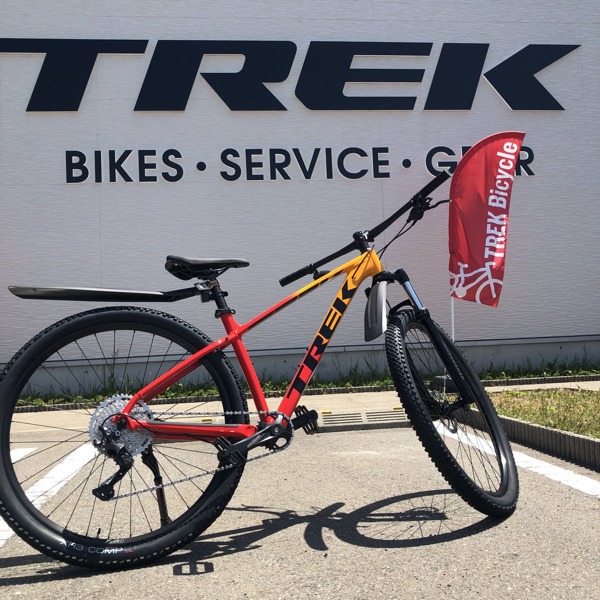 zawazawa25's tweet photo. 定年退職のご褒美に買って頂きました!
#TREK #Marlin7
気分あげあげ!
お店で納車(引取り)からの小1時間、走って来たけど爽快!
でも、ワイヤー鍵が思いのほか硬くて、、、
あっという間に傷つけてしまい、気分サゲサゲ…
((((;゚Д゚)))))))
。・゜・(ノД`)・゜・。 https://t.co/uBeKj6fP18