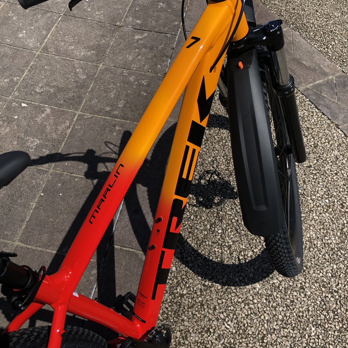 zawazawa25's tweet photo. 定年退職のご褒美に買って頂きました!
#TREK #Marlin7
気分あげあげ!
お店で納車(引取り)からの小1時間、走って来たけど爽快!
でも、ワイヤー鍵が思いのほか硬くて、、、
あっという間に傷つけてしまい、気分サゲサゲ…
((((;゚Д゚)))))))
。・゜・(ノД`)・゜・。 https://t.co/uBeKj6fP18