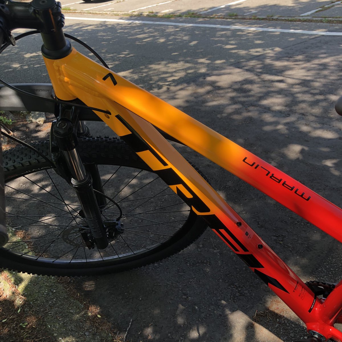 zawazawa25's tweet photo. 定年退職のご褒美に買って頂きました!
#TREK #Marlin7
気分あげあげ!
お店で納車(引取り)からの小1時間、走って来たけど爽快!
でも、ワイヤー鍵が思いのほか硬くて、、、
あっという間に傷つけてしまい、気分サゲサゲ…
((((;゚Д゚)))))))
。・゜・(ノД`)・゜・。 https://t.co/uBeKj6fP18