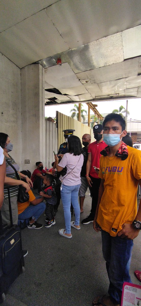 GerryCacanindin's tweet photo. There is a group of Leni-Kiko voters at Araneta Bus Terminal who were scammed (they reserved two buses) so they can go home to Samar to vote. They're looking for a ride back to Samar ASAP. Vans or buses are needed, not funds. Naghahabol sila sa oras. Contact Mela: 09165016352 https://t.co/2C46M1y4Me