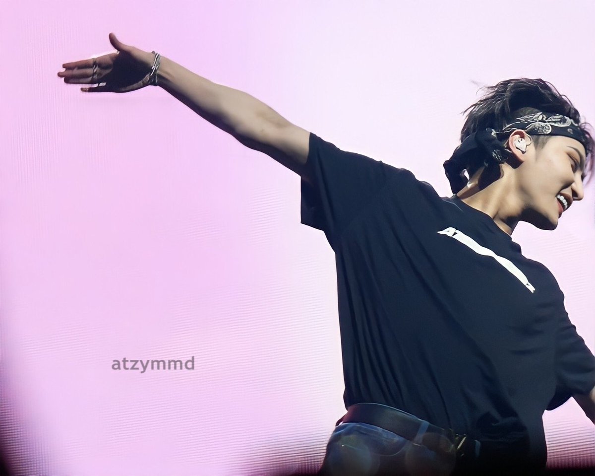 atz_ymmd's tweet photo. 220504 #SEONGHWA 

พิสมตองคือดีดสุดละจ้า~ 

#ATEEZinPARIS 
#ATEEZWORLDTOUR2022 https://t.co/F0tZKmXtrp