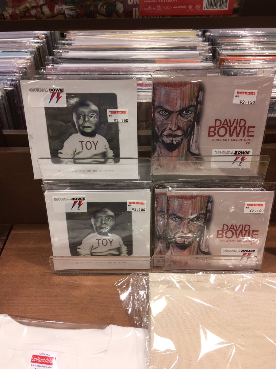こんにちは。
今日は休みで、新宿タワレコへ。
ボウイのRSDのEP2種、今日はディスプレイされてました★
#DavidBowie
#デヴィッド・ボウイ