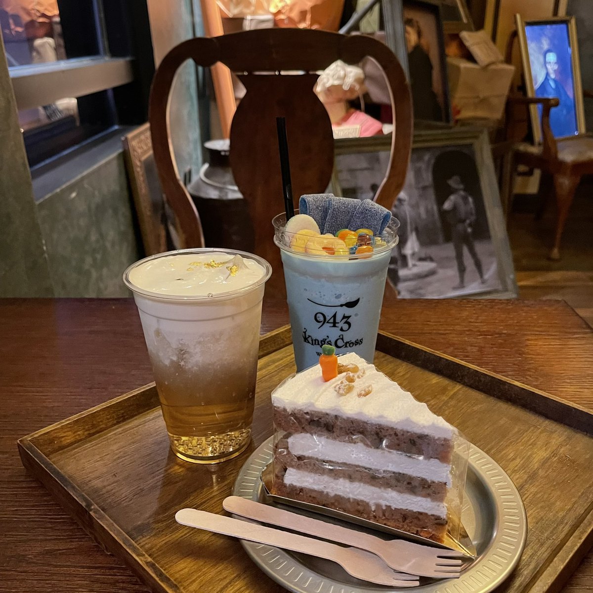 manisbutler's tweet photo. 📍943 King’s Cross 

เจอคาเฟ่แฮรี่ ในฮงแดเฉย
ร้านใหญ่มากมี 4 ชั้น ข้างในก็คือยกร้านในตรอกไดแอกอนมาเลย มีชุดคลุมนร. ฮอกวอตส์ให้ยืมใส่ถ่ายรูปด้วย เหมาะกับพวกผู้วิเศษสุดๆ 

#รีวิวเกาหลี https://t.co/UoLOPX9utj