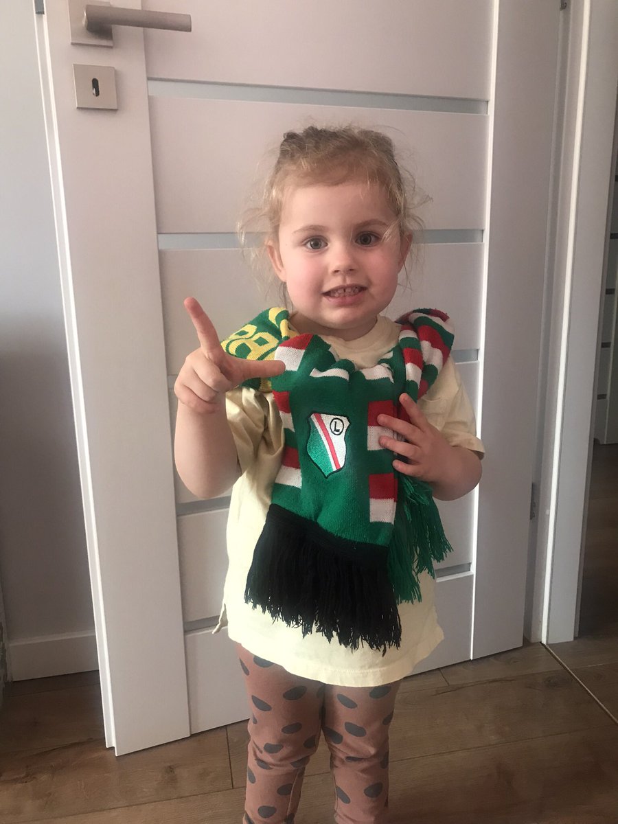 Ana_Okolus's tweet photo. Ona wiedziała kto wygra mecz 😎😁 #LEGGOR #legia #legiawarszawa #ultras :) https://t.co/IydubBZnVc