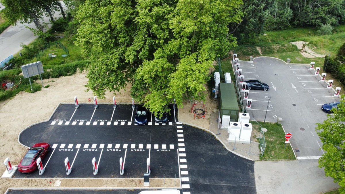 TeslaClubFrance's tweet photo. ⚠️⚠️ Ouverture du Superchargeur de Montelimar ⚠️⚠️

16 V2 + 12 V3 250 Kw opérationnel depuis ce matin !!
Situation à quelques mètres de l’A7 sur le parking de l’ibis nord !

Ce Superchargeur est ouvert à tous ! https://t.co/hdCEMwMabg