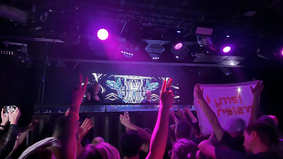 Steven Tang 💙💛 tweet media