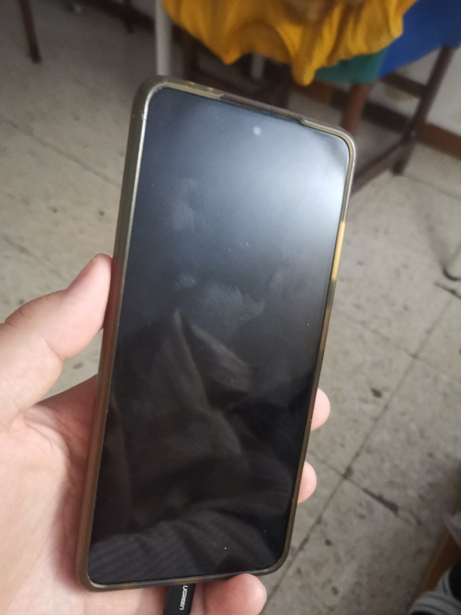 Jaimecofrade93's tweet photo. Móvil encontrado en #Nervion en calle Virgen de Valvanera, esta mañana sobre las 7:15 am. Ruego difusión para encontrar al dueño. Quiero devolvérselo. De no encontrarlo a lo largo del día lo entregaré en la Comisaría más cercana. 🙏 RT. @EmergenciasSev @policia @PoliciaSevilla https://t.co/X4qpekdQ9H