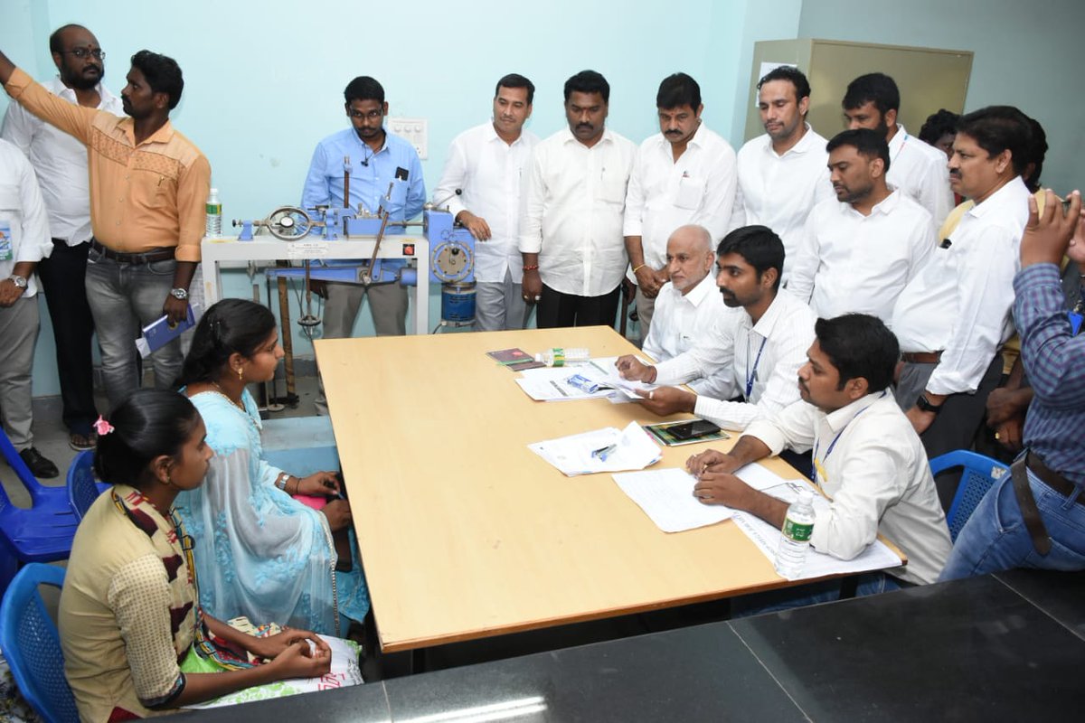 KavatiManohar's tweet photo. నేడు,రేపు ఆచార్య నాగార్జున యూనివర్సిటీ వేదికగా జరగుతున్న #MEGA_JOB_MELA ను ప్రారంభించి,వివిధ కంపెనీలు నిర్వహిస్తున్న ఇంటర్వ్యూలను పర్యవేక్షిస్తున్న #MP_విజయసాయిరెడ్డి_గారు,
#నగర_మేయర్_కావటి_శివ_నాగ_మనోహర్_నాయుడు,#MLC,#MLAలు,వివిధ కంపెనీల CEO,విద్యార్థులు పాల్గొన్నారుDt:6-5-2022 https://t.co/7Upp7lgkvJ