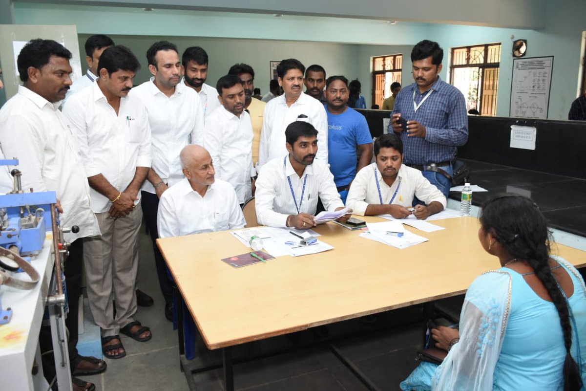 KavatiManohar's tweet photo. నేడు,రేపు ఆచార్య నాగార్జున యూనివర్సిటీ వేదికగా జరగుతున్న #MEGA_JOB_MELA ను ప్రారంభించి,వివిధ కంపెనీలు నిర్వహిస్తున్న ఇంటర్వ్యూలను పర్యవేక్షిస్తున్న #MP_విజయసాయిరెడ్డి_గారు,
#నగర_మేయర్_కావటి_శివ_నాగ_మనోహర్_నాయుడు,#MLC,#MLAలు,వివిధ కంపెనీల CEO,విద్యార్థులు పాల్గొన్నారుDt:6-5-2022 https://t.co/7Upp7lgkvJ