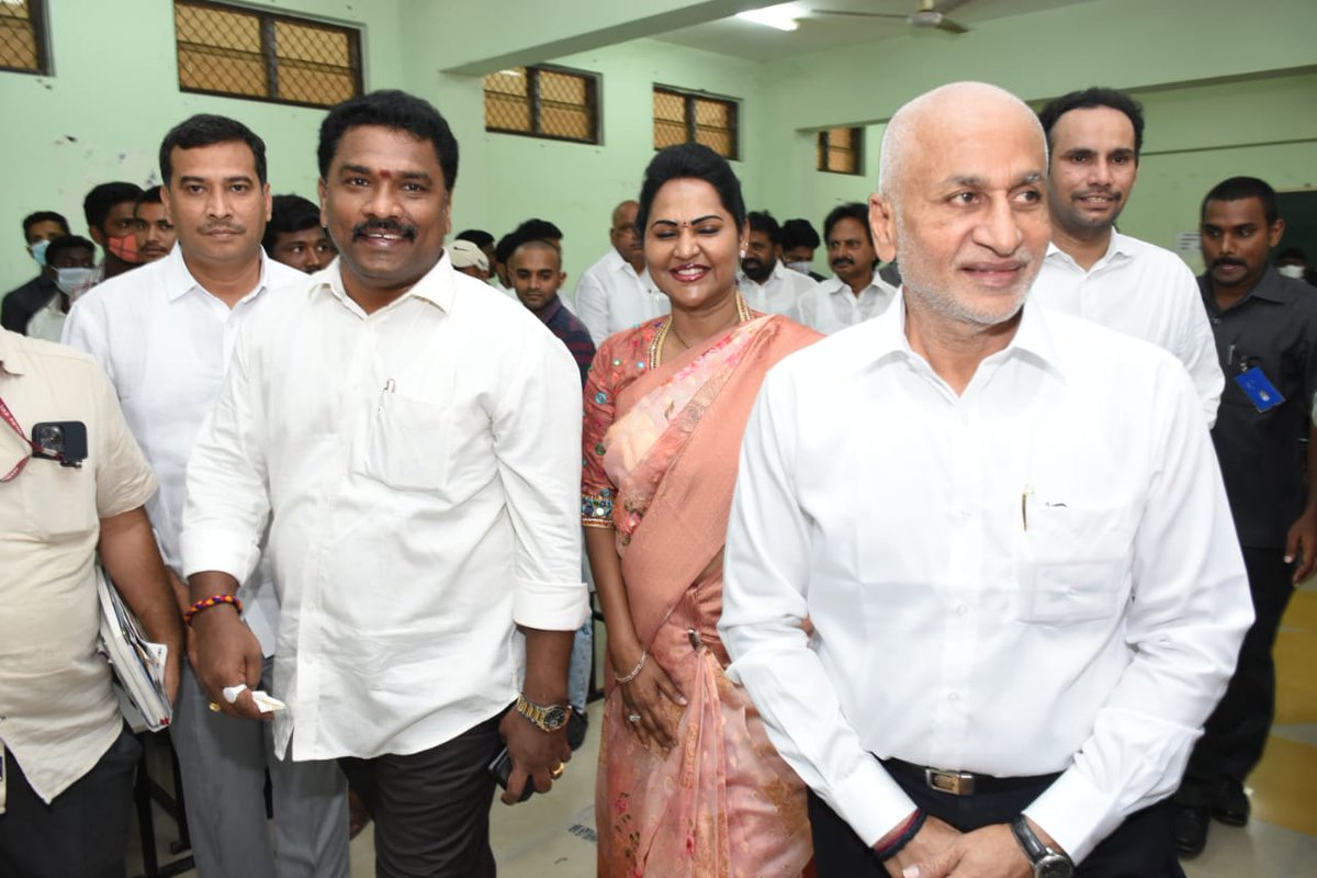 KavatiManohar's tweet photo. నేడు,రేపు ఆచార్య నాగార్జున యూనివర్సిటీ వేదికగా జరగుతున్న #MEGA_JOB_MELA ను ప్రారంభించి,వివిధ కంపెనీలు నిర్వహిస్తున్న ఇంటర్వ్యూలను పర్యవేక్షిస్తున్న #MP_విజయసాయిరెడ్డి_గారు,
#నగర_మేయర్_కావటి_శివ_నాగ_మనోహర్_నాయుడు,#MLC,#MLAలు,వివిధ కంపెనీల CEO,విద్యార్థులు పాల్గొన్నారుDt:6-5-2022 https://t.co/7Upp7lgkvJ