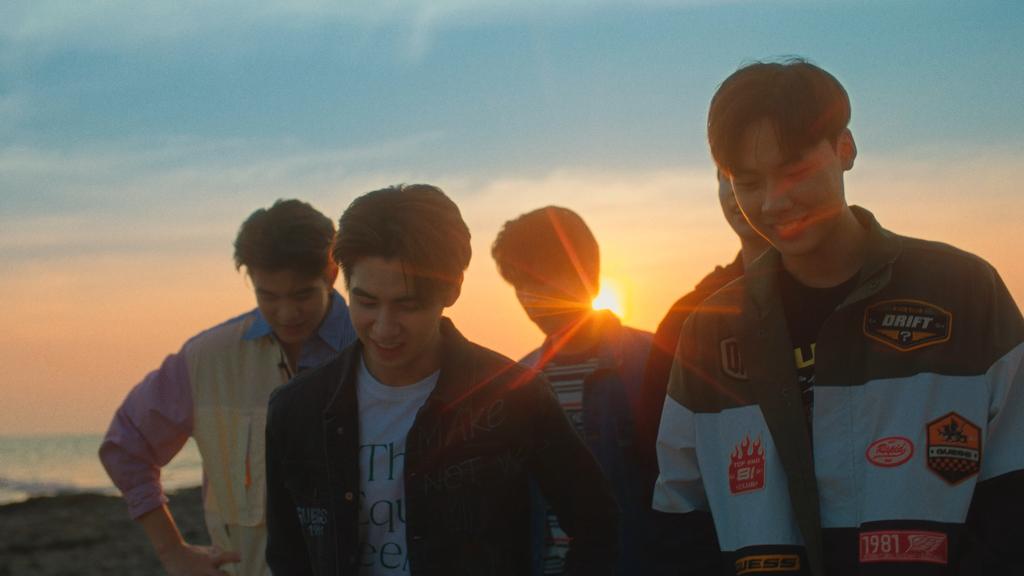 _24News_'s tweet photo. เปิดวาร์ป 5 หนุ่มนักดนตรีหน้าใหม่วง “#EveningSunday” (อีฟวนิ่ง ซันเดย์)  จากวงดนตรีในซีรีส์สู่วงดนตรีในชีวิตจริง พร้อมปล่อยซิงเกิ้ลแรก “#เพื่อนธรรมดา”
 https://t.co/PTDQdmbVDu ผ่าน @Twentyfournew 
#pisitpon_j #savesaisawat #bestjanewit , #nu__ #gungun_hd https://t.co/MO5KjcypxN