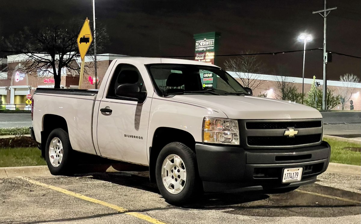 Car_Guy_Tom's tweet photo. Shorty! Pugnaciously good looking. #Silverado #Shorty #CarSpotter #Shortbed #RegularCab #WorkTruck https://t.co/5bNvzwp4ha