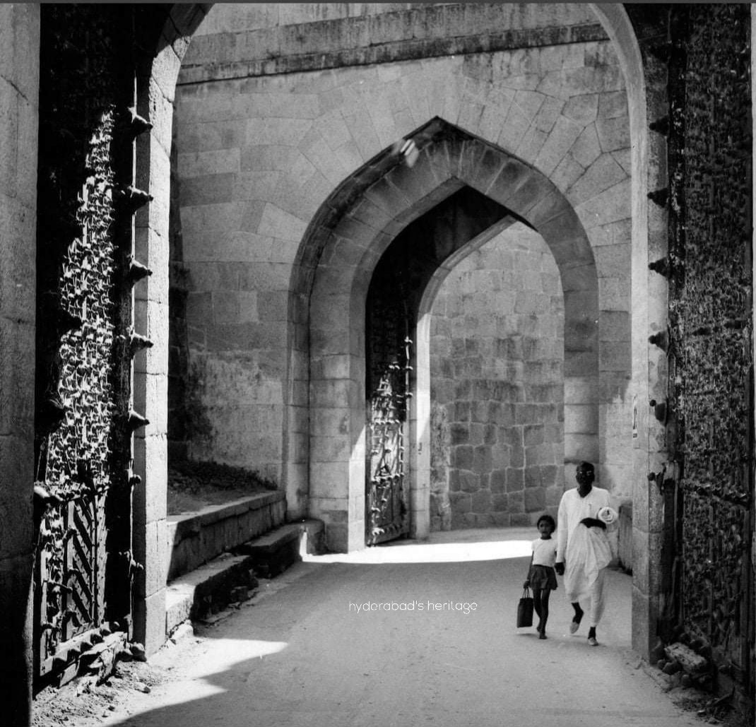 Rare photograph of one of the inner fortification entrance doors of #GolcondaFort #Hyderabad located on reverse curve rampart wall. @ASIGoI @HiHyderabad @mchidarazvi @nuts2406 @aun_mehdi @Peachtreespeaks