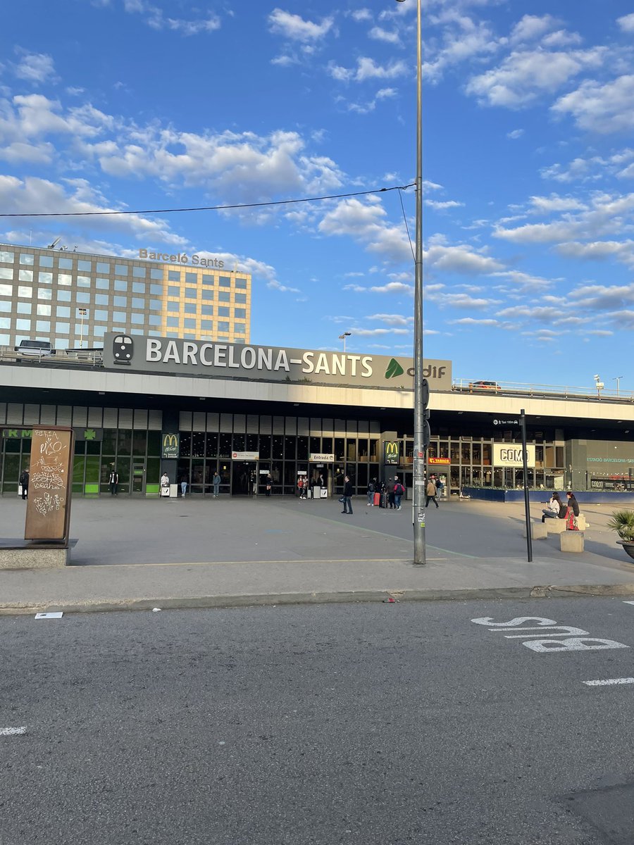 sburall's tweet photo. 10/ #TrainTwitter in #EngagedTwitter so I know you’re all excited about the journey back. Early start at Barcelona Sants. It doesn’t look any better in the early morning sun.
There’s jeopardy in this journey. An hour to cross Paris, do passport control and catch Eurostar https://t.co/J4GhZgP6jr