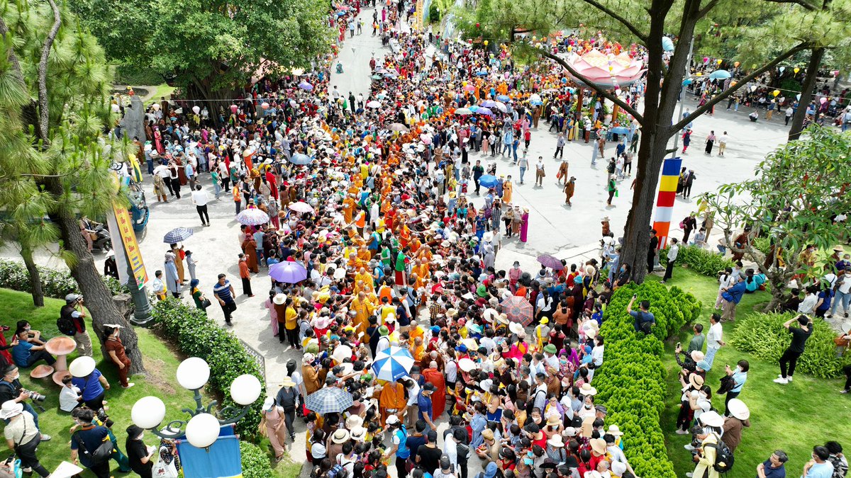 Psanitwong's tweet photo. 7พ.ค.2565 เวลา 9.00 น. พระสงฆ์ - พุทธศาสนิกชน ร่วมพิธีตักบาตรพระนานาชาติ 500 รูป จากบังคลาเทศ ศรีลังกา ลาวกัมพูชา ไทย เวียดนาม ณ วัดบาหว่าง ประเทศเวียดนาม ในเทศกาลสัปดาห์วิสาขบูชา

#วิสาขบูชา #Vesak 
#BaVangPagoda #Vietnam 
รับชมผ่านเพจสื่อสารองค์กร และเพจพระครูสมุห์สนิทวงศ์ https://t.co/Pkl0DFj0MW