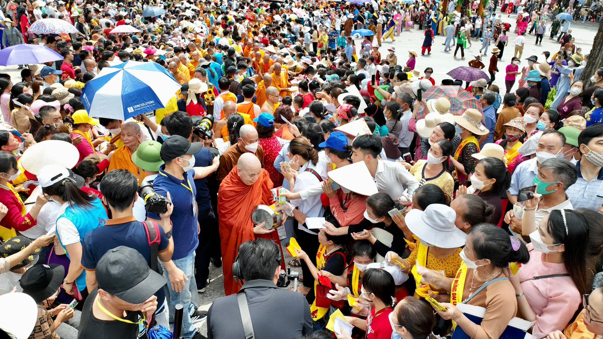 Psanitwong's tweet photo. 7พ.ค.2565 เวลา 9.00 น. พระสงฆ์ - พุทธศาสนิกชน ร่วมพิธีตักบาตรพระนานาชาติ 500 รูป จากบังคลาเทศ ศรีลังกา ลาวกัมพูชา ไทย เวียดนาม ณ วัดบาหว่าง ประเทศเวียดนาม ในเทศกาลสัปดาห์วิสาขบูชา

#วิสาขบูชา #Vesak 
#BaVangPagoda #Vietnam 
รับชมผ่านเพจสื่อสารองค์กร และเพจพระครูสมุห์สนิทวงศ์ https://t.co/Pkl0DFj0MW