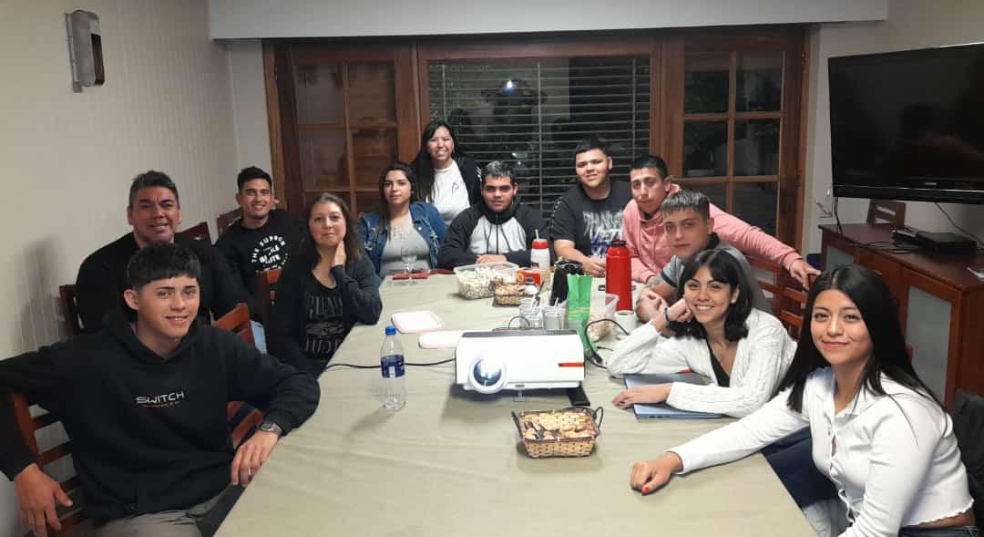 JovenesdelCet's tweet photo. Cine debate de la película "La Ola", con la participación de Tatiana Goic, Nadia Garay, Luis Collio y la juventud de las localidades de Esquel, Puerto Madryn, Trelew y Comodoro Rivadavia https://t.co/ZMv5IvJhLd