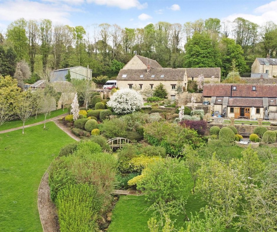MurraysEstAgent's tweet photo. 💚COMING SOON💚
We're soon to be launching this fab #barn #conversion with 2 separate #cottages &amp; 4 #acres. Close to Nailsworth, The Great Barn offers nearly 10,000 sq ft, including a #Dutch barn with #workshop &amp; #garaging. £2,500,000 ☎️01453 886334  https://t.co/cm1KU3kxEQ https://t.co/rNt2P07AGO