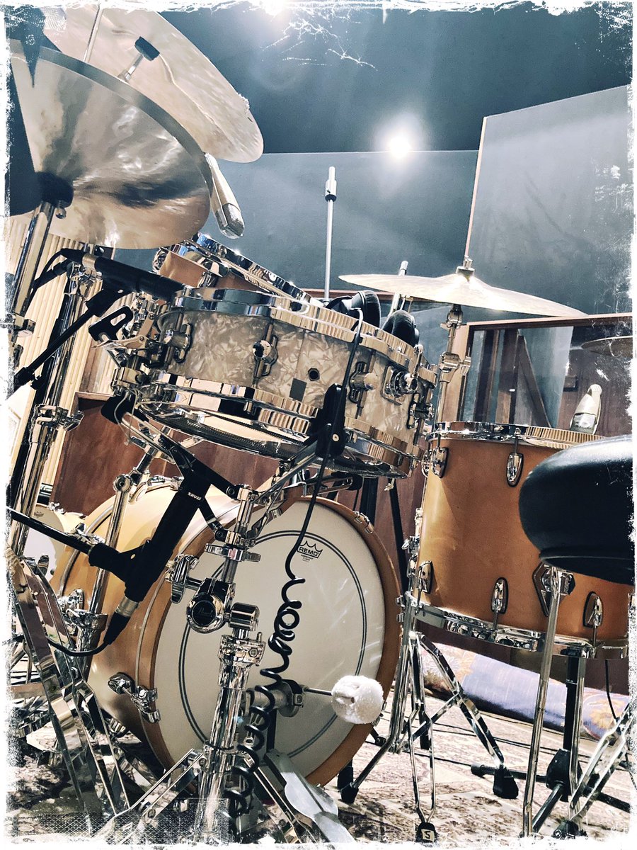 Fin !!!! L’album va être terrible 🤘 <a href="/gretschdrums/">Gretsch Drums</a> <a href="/SABIAN_Cymbals/">SABIAN Cymbals</a> <a href="/vicfirth/">Vic Firth</a> <a href="/Ableton/">Ableton</a>