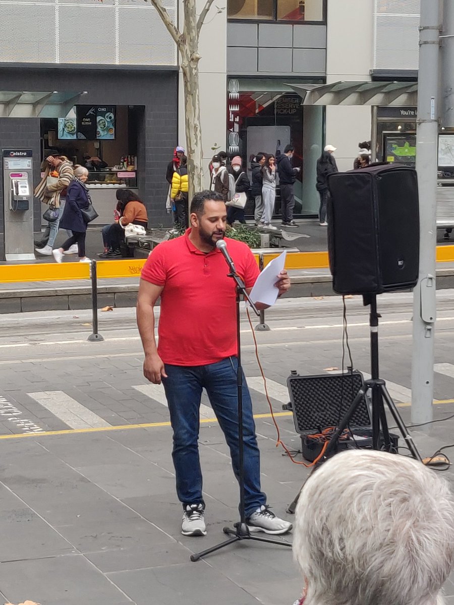 J4RVic's tweet photo. Justice 4 Refugees lead organiser Hassan speaking at the Unionists for Refugees rally about his exhaustion surviving endless Temporary Protection Visas under the Morrison Govt.

Solidarity from @VicUnions @NTEUnion @hacsu @anmfvic @AEUVictoria @withMEAA ✊

#auspol #ausvotes https://t.co/y7GfDitbe8